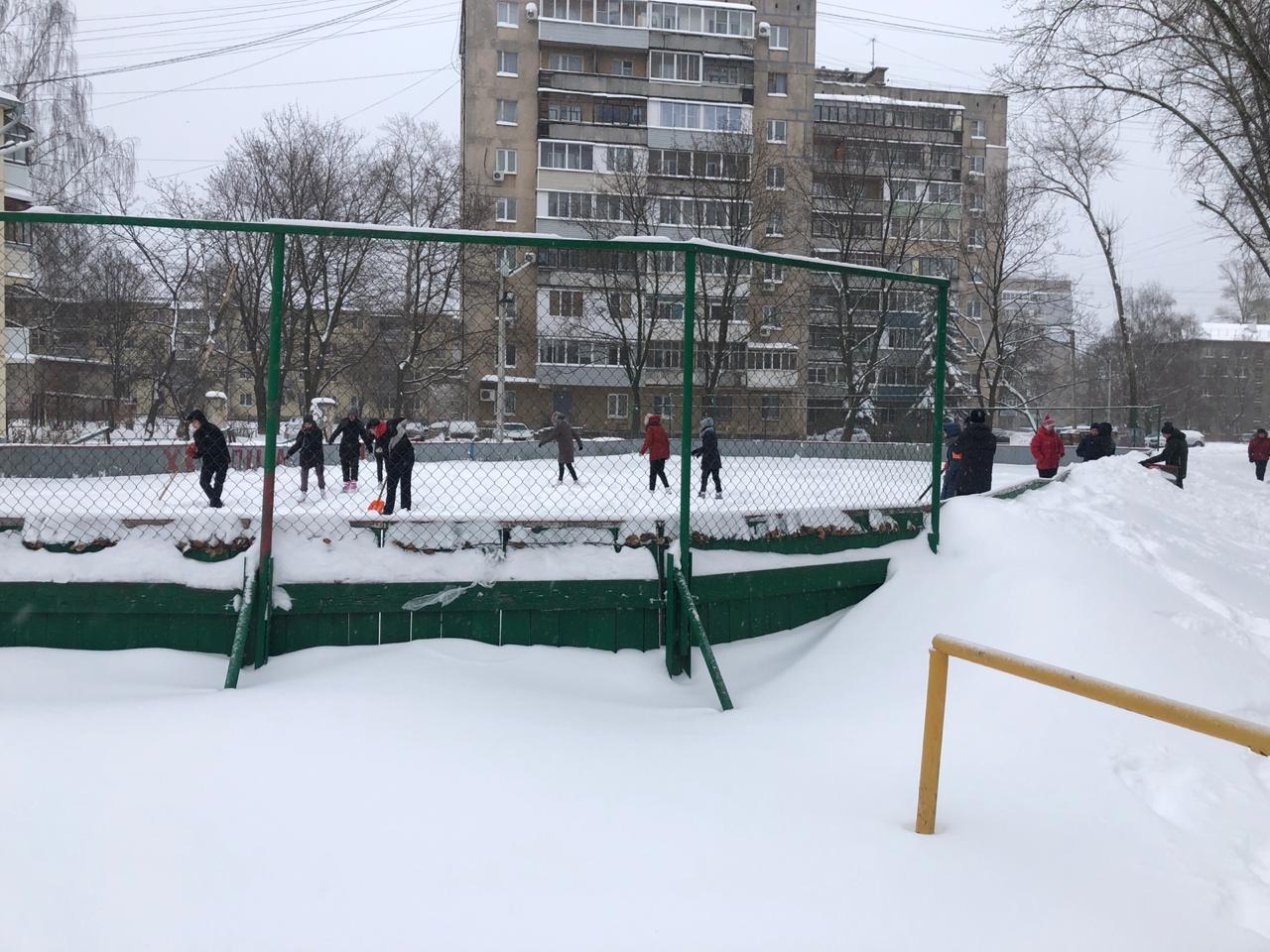 В Железнодорожном районе организована работа по расчистке катков