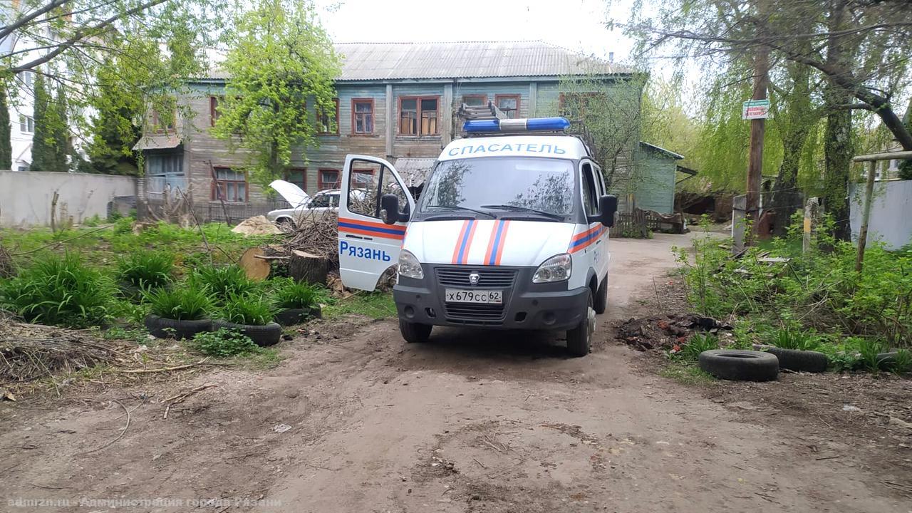 Территорию у расселенного дома на Первомайском проспекте огородили