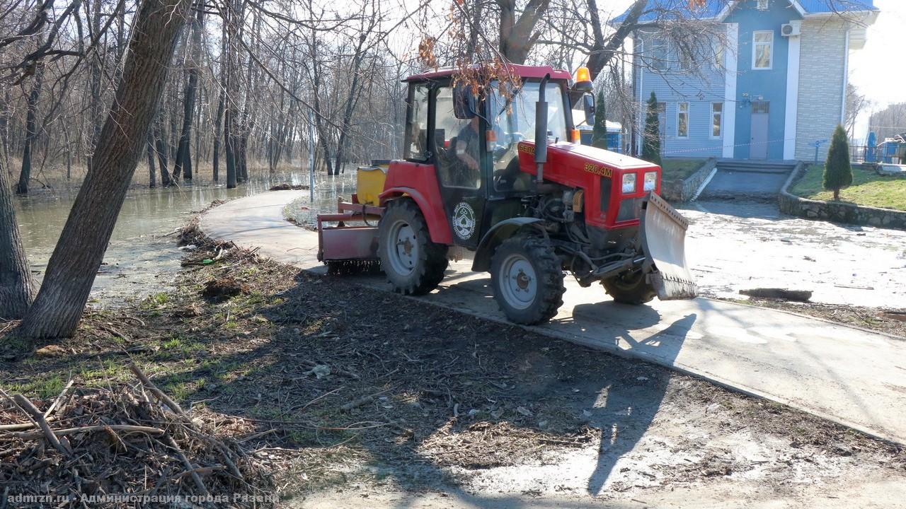 Уборка дорог, тротуаров и скверов: работы продолжаются в ежедневном режиме