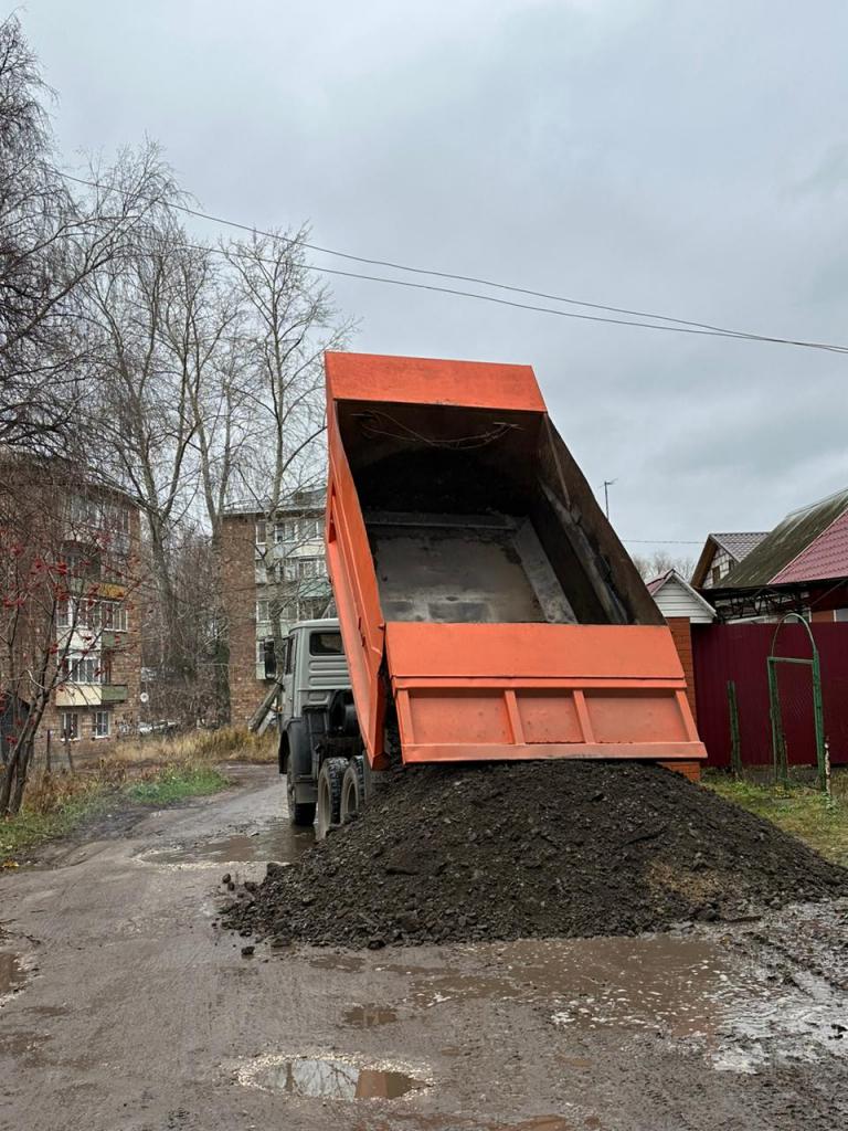 Организованы работы по завозу асфальтобетонного гранулята для отсыпки дорог