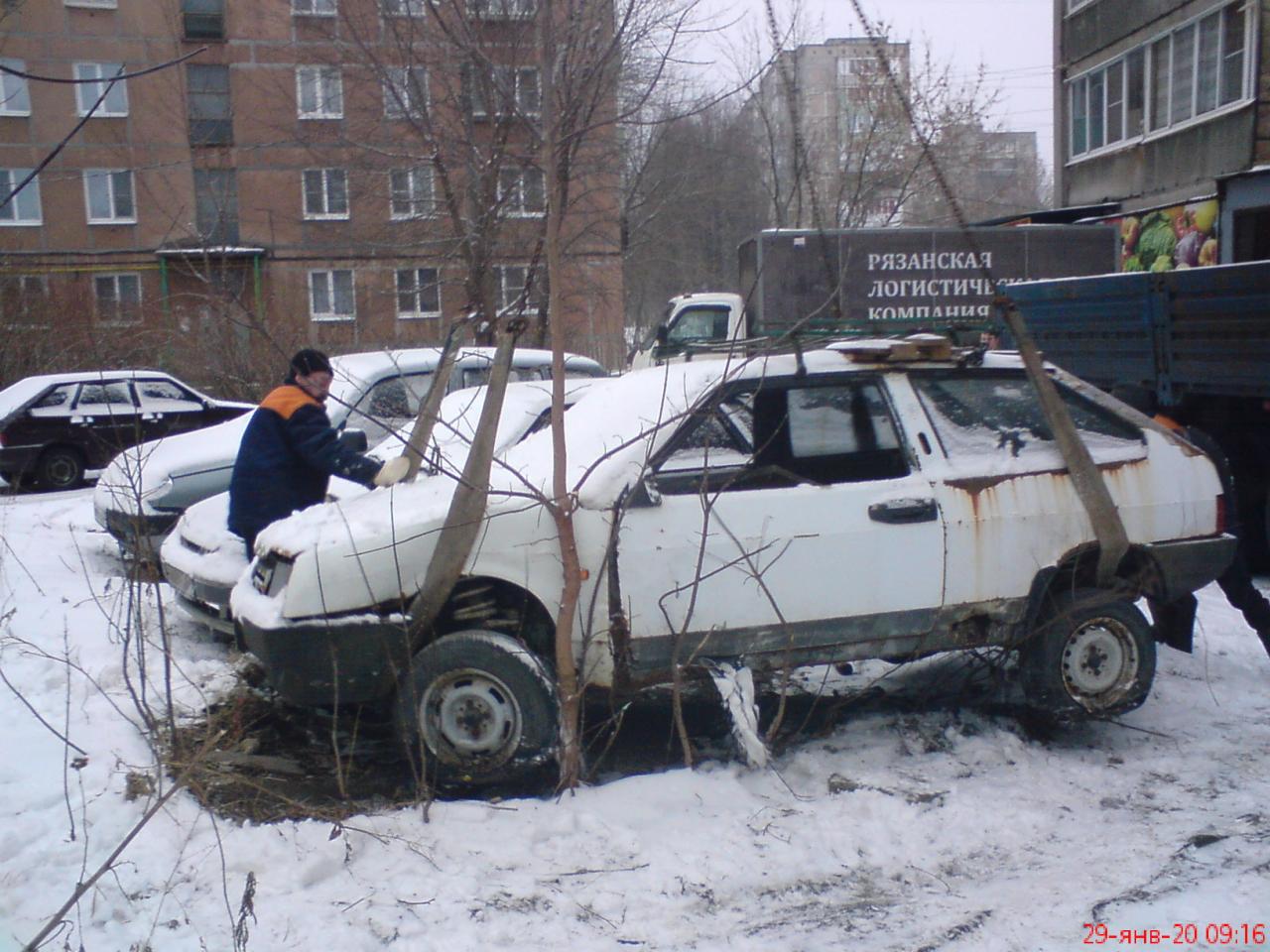 Сотрудниками МКУ «Управление по делам территории города Рязани» проведено мероприятие по принудительной уборке кузова брошенного разукомплектованного автомобиля